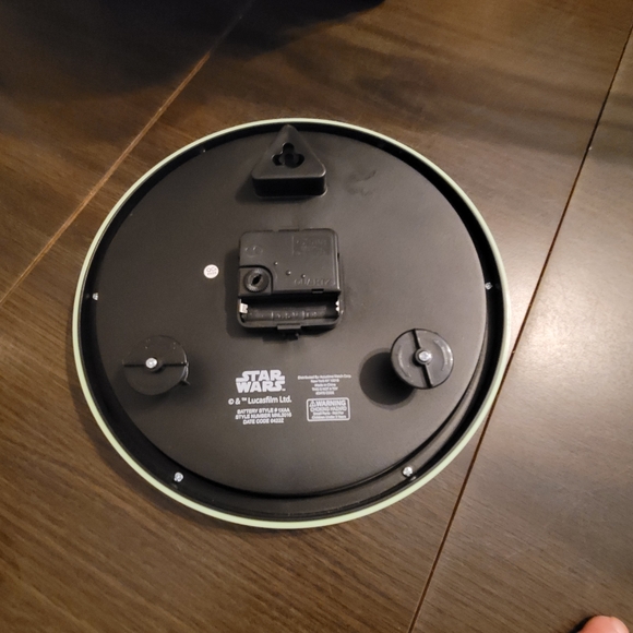 STAR WARS MANDALORIAN BABY YODA WALL CLOCK - Analog Battery Operated - Picture 8 of 8